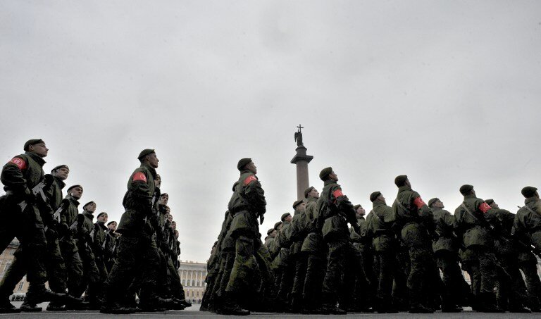 Подготовка к Дню Победы: солдат гоняют по Дворцовой Площади | Фото: AFP