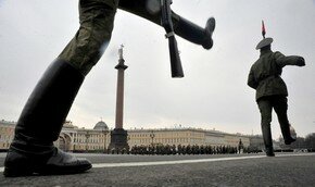 Подготовка к Дню Победы: солдат гоняют по Дворцовой Площади | Фото: AFP