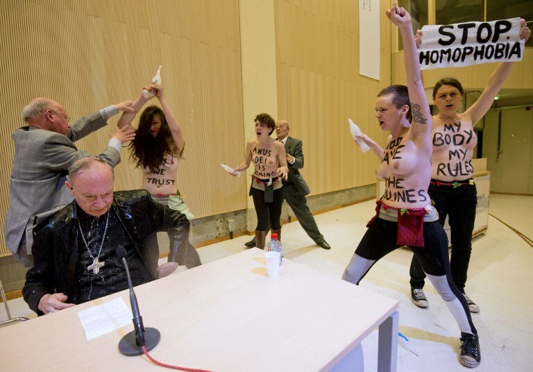 FEMEN устроили голую акцию против главы католиков Бельгии | Фото: AFP
