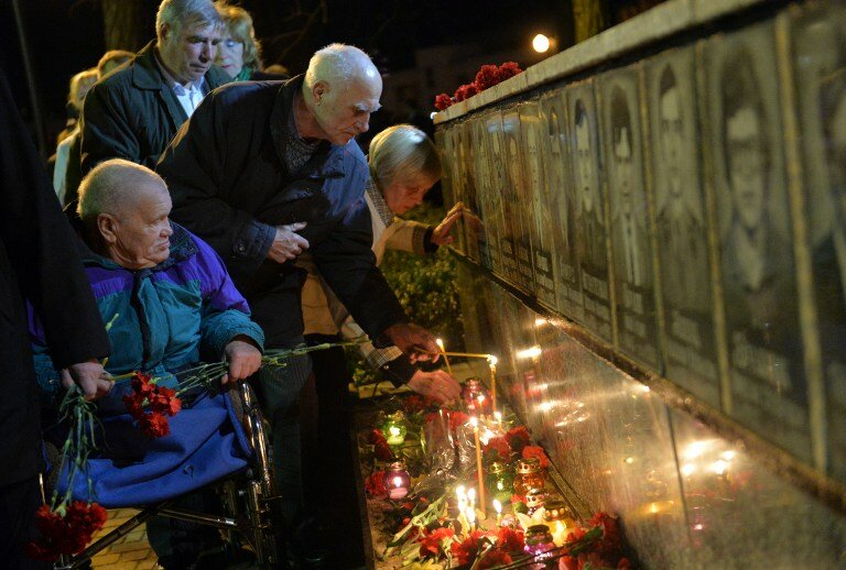 Мир поминает жертв катастрофы на Чернобыльской АЭС | Фото: AFP