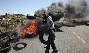 Традиционные беспорядки, камни, слезоточивый газ | Фото: AFP
