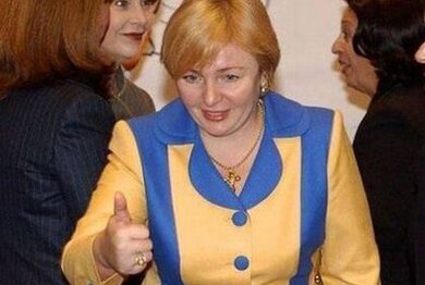 Бывшая жена Путина носит костюм цвета украинского флага 
