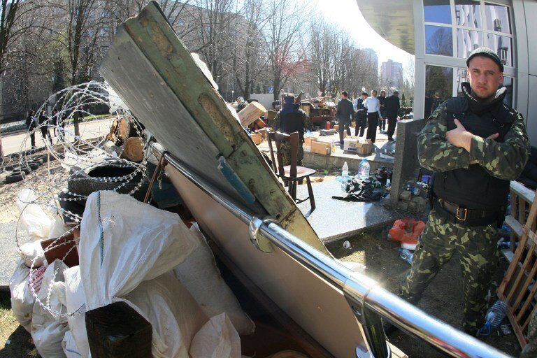 Баррикады, триколоры и сепаратисты на востоке Украины | Фото: AFP