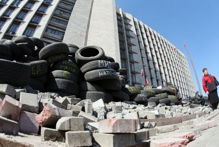 Баррикады, триколоры и сепаратисты на востоке Украины | Фото: AFP