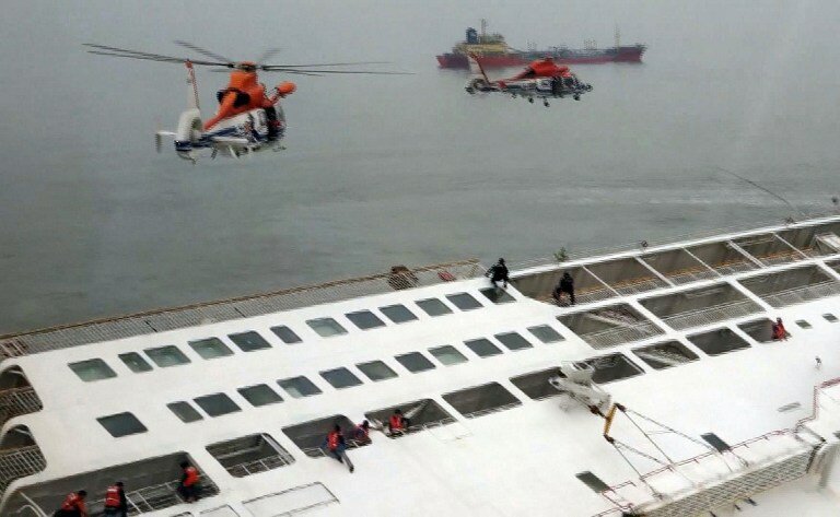 Южная Корея: Сотни пассажиров парома пока не найдены | Фото: AFP