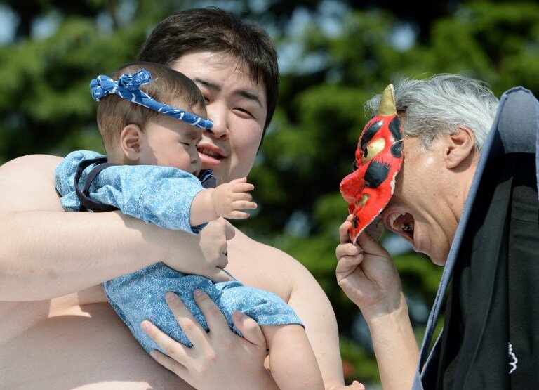 Сумоисты доводят детей до плача | Фото: AFP
