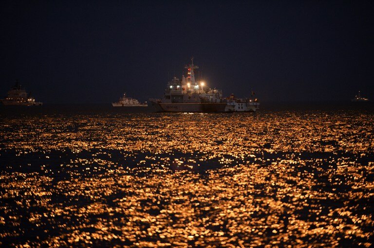 В Южной Корее продолжают находить тела с затонувшего парома | Фото: AFP