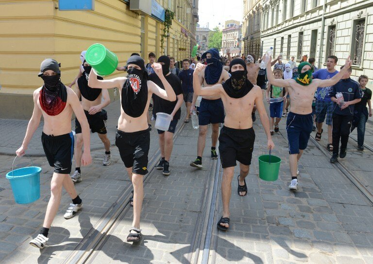 Водяные процедуры на улицах Львова | Фото: AFP