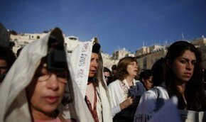 До сегодня их за это арестовывали, а сегодня их охраняли | Фото: AFP