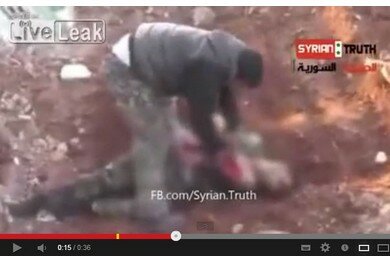 Сирийский повстанец съел сырое сердце солдата 