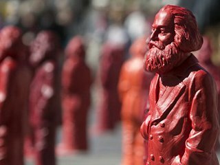 Неизвестные похитили 60 статуй Карла Маркса | Фото: AFP