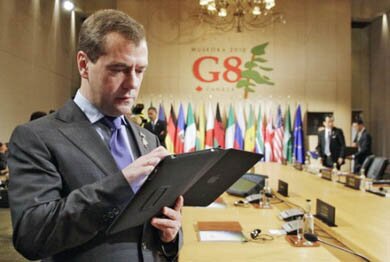 Медведев сменил iPad на блокнот из-за чиновников | Фото: AFP