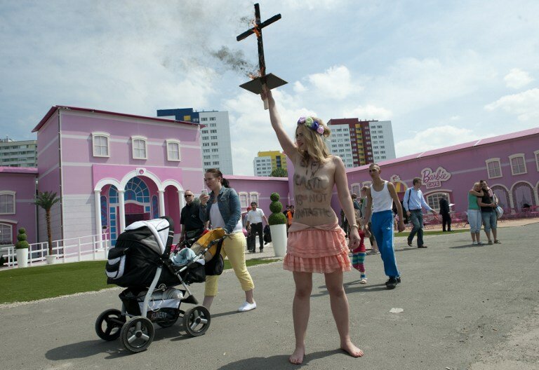 Берлин: в дом куклы Барби ворвались феминистки | Фото: AFP