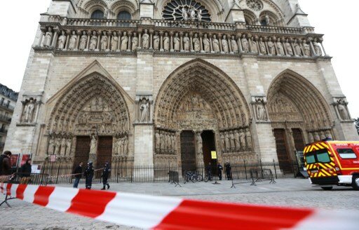 В соборе Парижской Богоматери застрелился известный писатель | Фото: AFP