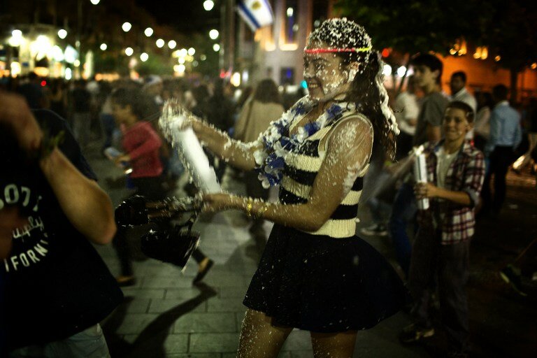 Израиль празднует и отмечает | Фото: AFP