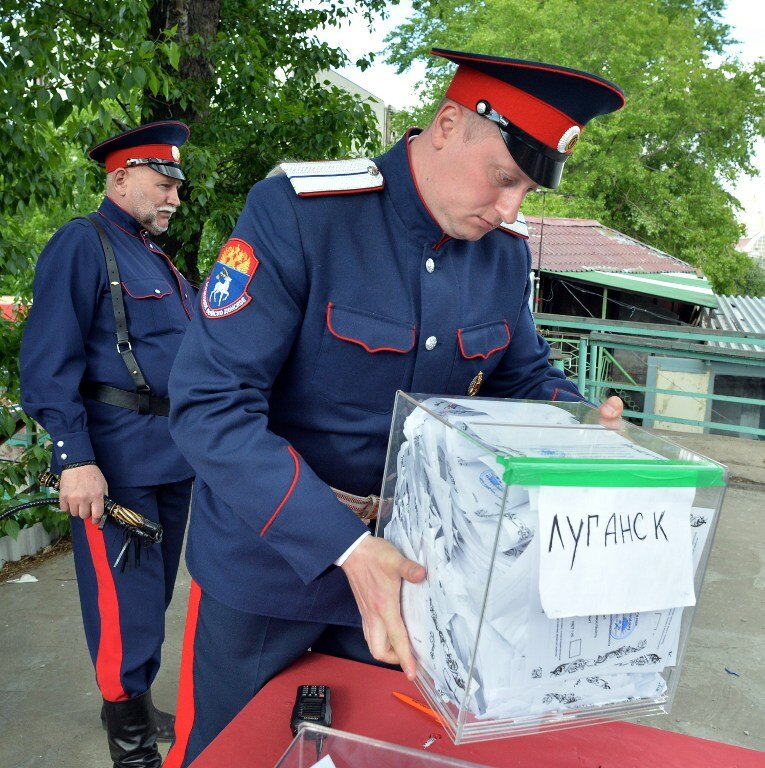 Москва. Полтора километра очереди голосующих за Донбасс | Фото: AFP