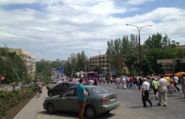 В Донецке погром: толпа идет к резиденции Ахметова 