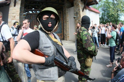 Боевики остановили `народ ДНР` у резиденции Ахметова | Фото: AFP