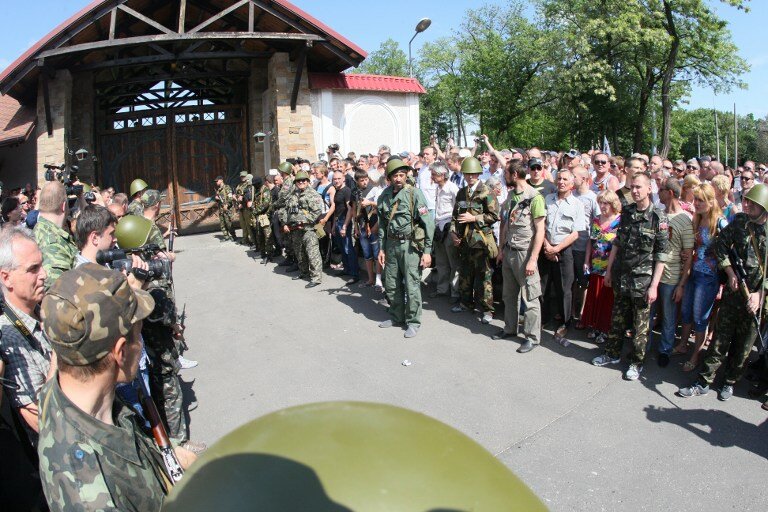 Донецк с восторгом встретил `восточных освободителей` | Фото: AFP