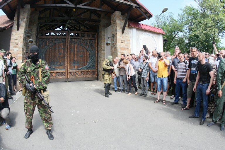 Донецк с восторгом встретил `восточных освободителей` | Фото: AFP