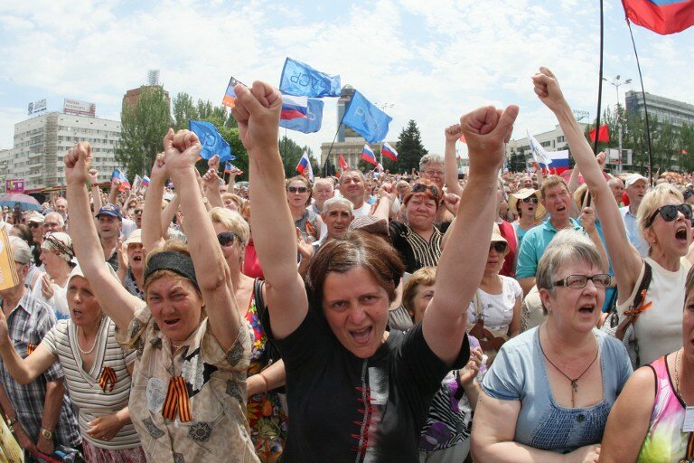 Донецк с восторгом встретил `восточных освободителей` | Фото: AFP