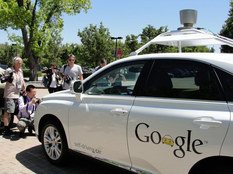 Google выпустит собственные самоуправляемые автомобили | Фото: AFP