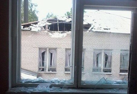 Террористы обстреляли в Славянске школу и жилые дома | Фото: AFP
