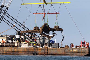 Из Ла-Манша подняли бомбардировщик времен войны | Фото: AFP