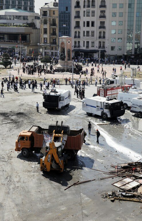 Стамбул продолжает беспорядки с огнем и водометами | Фото: AFP