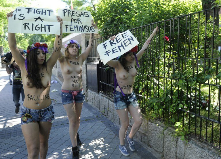 В Тунисе судят европейских FEMENисток | Фото: AFP