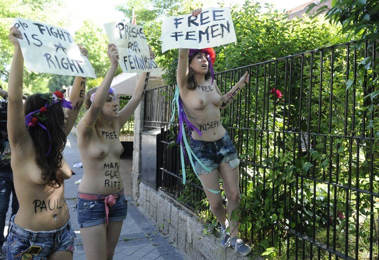 В Тунисе судят европейских FEMENисток | Фото: AFP