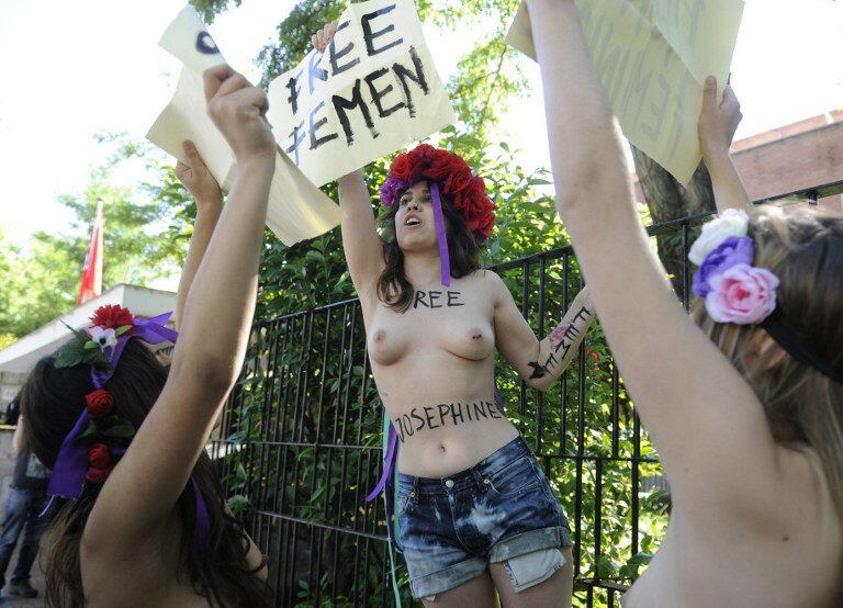 В Тунисе судят европейских FEMENисток | Фото: AFP