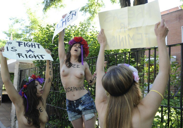 В Тунисе судят европейских FEMENисток | Фото: AFP