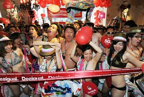 Desigual устроил в Токио аттракцион щедрости для голых | Фото: AFP