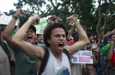 Участниками бразильских протестов становятся дети | Фото: AFP