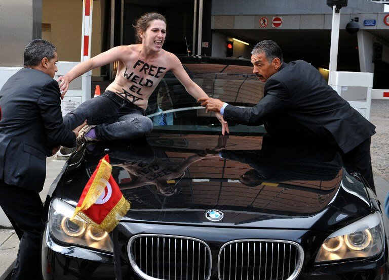 FEMEN атаковали автомобиль премьер-министра Туниса | Фото: AFP