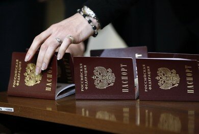 Российских прокуроров обязали сдать загранпаспорта | Фото: AFP
