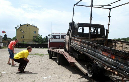 Техника боевиков догорает на КПП Мариновка | Фото: AFP