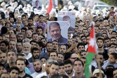 Из-за решетки Мурси призывает к революции | Фото: AFP