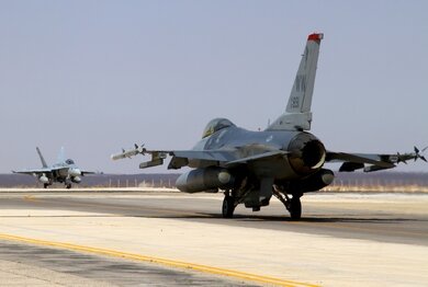 ВВС Ирака получили первый F-16 | Фото: AFP