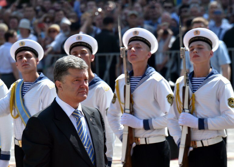 Порошенко поручил отдать армии 600 млн гривен | Фото: AFP