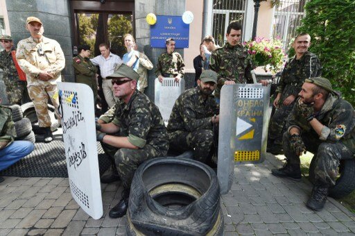 Активисты Майдана штурмуют здание прокуратуры | Фото: AFP