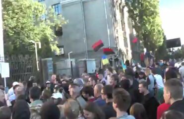 Киев. У посольства России бросают взрывпакеты, сорвали флаг | Фото: AFP