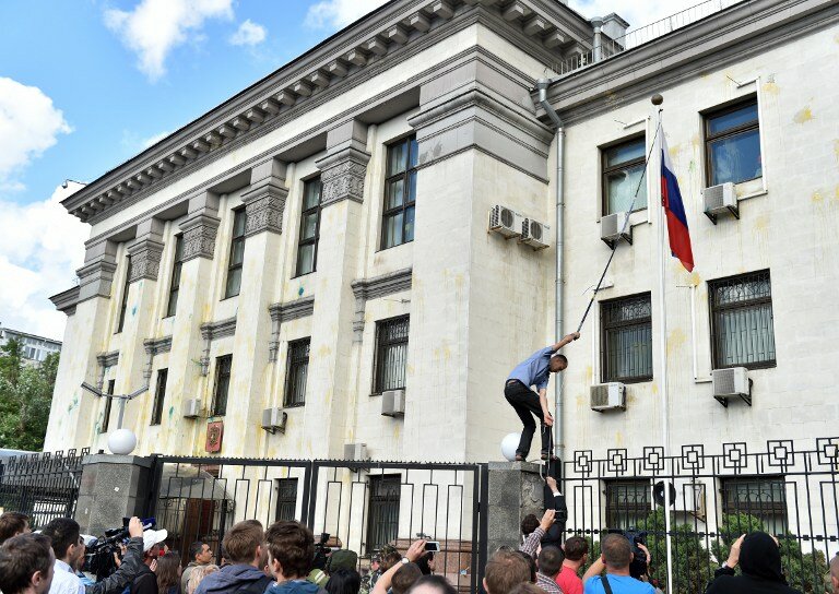 Киев. Штурм посольства России | Фото: AFP