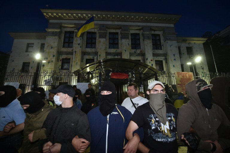 Киев. Штурм посольства России | Фото: AFP