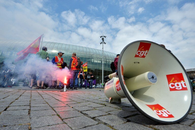 Франция: протестующих железнодорожников разогнали газом | Фото: AFP