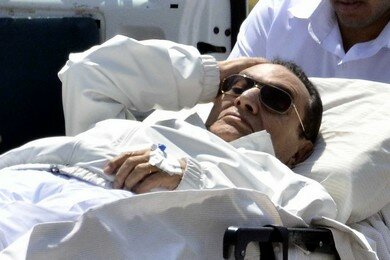Мубарак в больнице сломал ногу | Фото: AFP