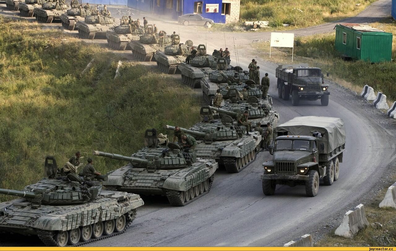 Колонна бронетехники прошла в Украину через границ РФ 