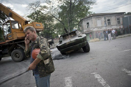 По Луганску движется бронетанковая колонна под флагами РФ | Фото: AFP