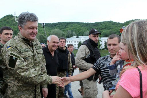 Порошенко наградил пострадавших геров АТО | Фото: AFP